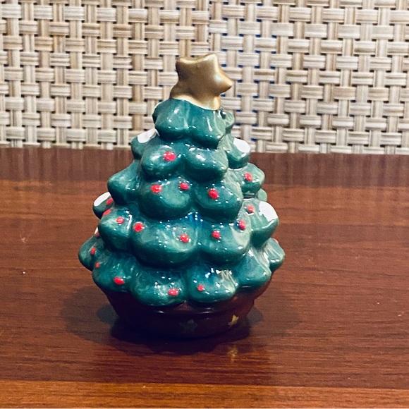 🎄NWOB Christmas Tree Ceramic Salt & Pepper Shakers - Picture 5 of 7